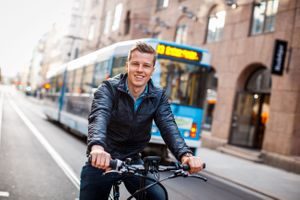 mann på el-lastesykkel