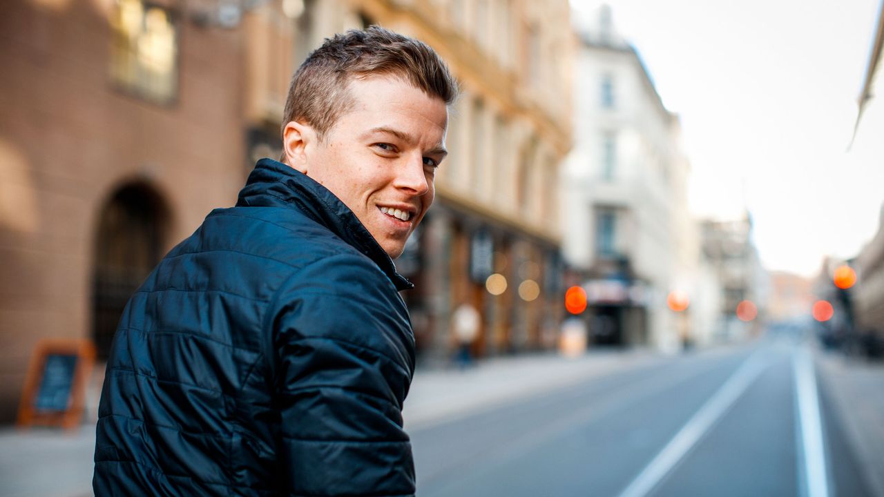 mann kjører el-transportsykkel