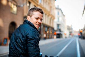 mann kjører el-transportsykkel