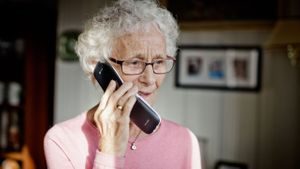 Eldre dame i telefonen