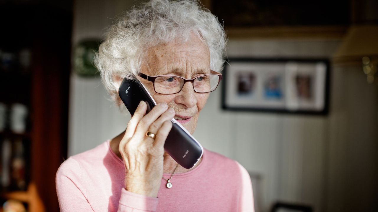 Eldre dame i telefonen