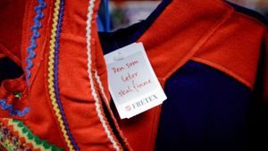 Brukt bunad på Fretex, nærbilde av merkelapp