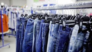 Klesstativ fullt av jeans