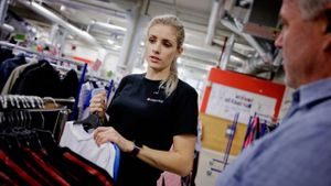 Kvinne som jobber på kleslageret til Fretex