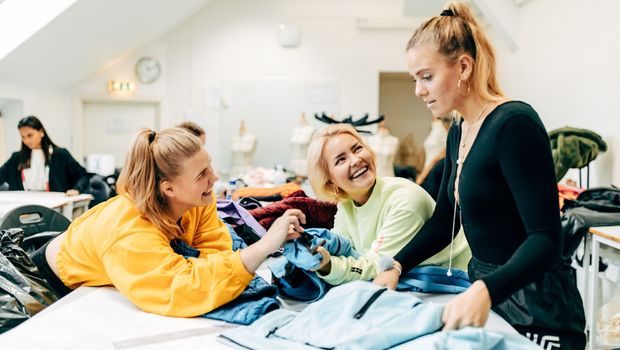 Tre designstudenter redesigner turtøy