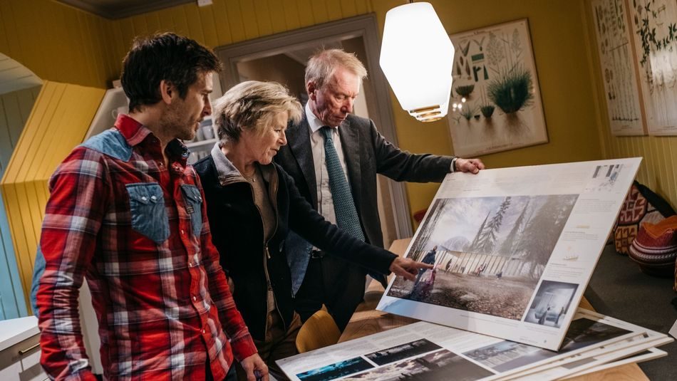 Torkjell Leira, Tone Lindheim og Jens Ulltveit-Moe ser på skissene til Klimahuset.