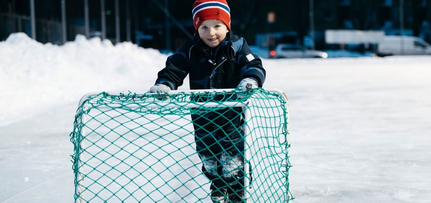 gutt på skøyter