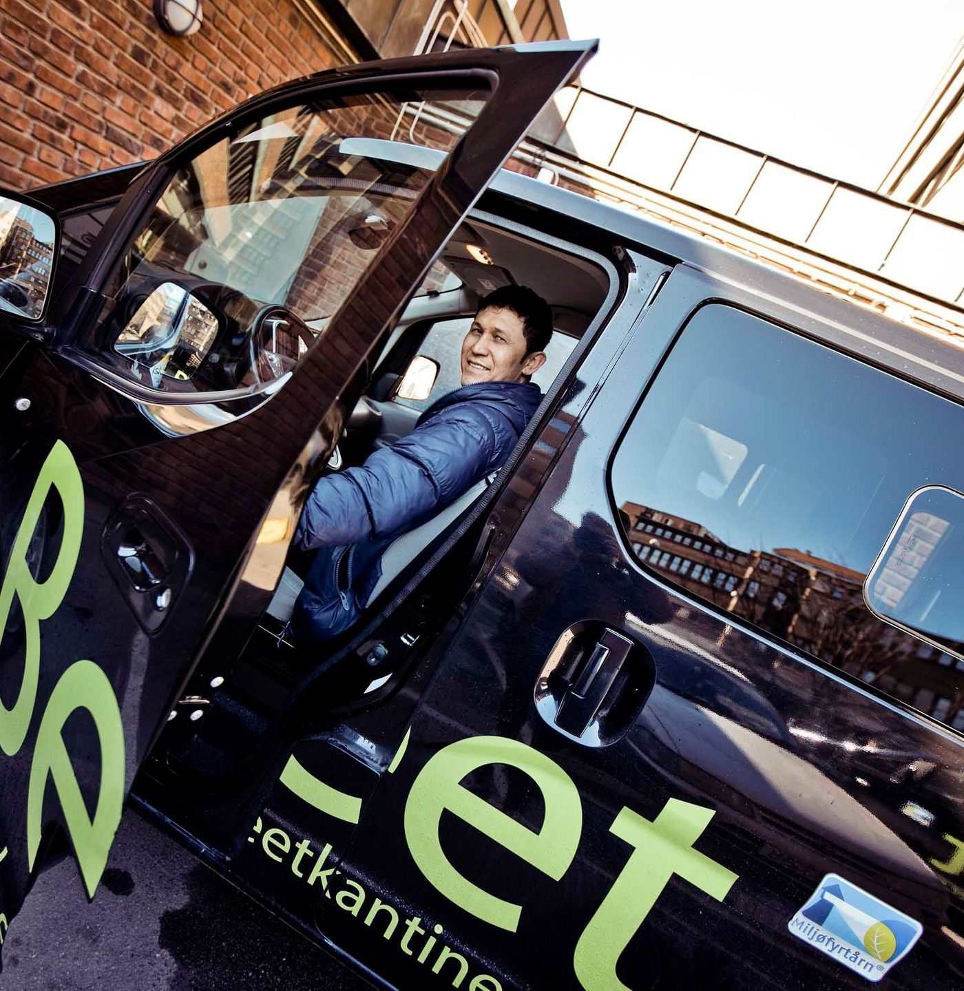 Electric vans : Zabihullah Akbari bak rattet i elvarebilen.