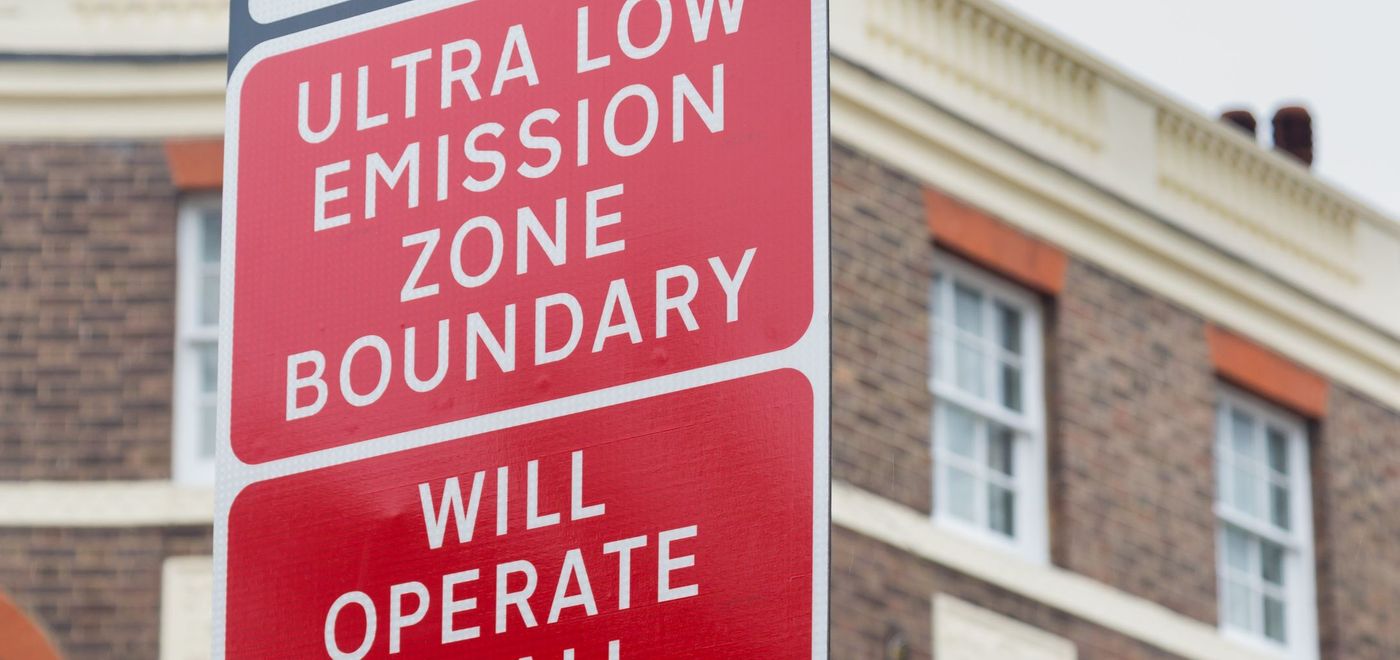 London har innført Ultra lavutslippssone hvor eldre fossilbiler må betale ekstra avgift for å kjøre i byen. Foto: GLA, Greater Mayor Agency. Skilt fra London som viser ny avgift for fossilbiler som ble innført 8.4.2019. Kalles the ULEZ, Ultra low emission zone.