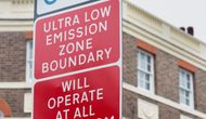 London har innført Ultra lavutslippssone hvor eldre fossilbiler må betale ekstra avgift for å kjøre i byen. Foto: GLA, Greater Mayor Agency. Skilt fra London som viser ny avgift for fossilbiler som ble innført 8.4.2019. Kalles the ULEZ, Ultra low emission zone.