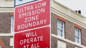 London har innført Ultra lavutslippssone hvor eldre fossilbiler må betale ekstra avgift for å kjøre i byen. Foto: GLA, Greater Mayor Agency. Skilt fra London som viser ny avgift for fossilbiler som ble innført 8.4.2019. Kalles the ULEZ, Ultra low emission zone.