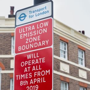 London har innført Ultra lavutslippssone hvor eldre fossilbiler må betale ekstra avgift for å kjøre i byen. Foto: GLA, Greater Mayor Agency. Skilt fra London som viser ny avgift for fossilbiler som ble innført 8.4.2019. Kalles the ULEZ, Ultra low emission zone.