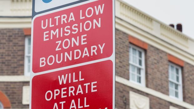 London har innført Ultra lavutslippssone hvor eldre fossilbiler må betale ekstra avgift for å kjøre i byen. Foto: GLA, Greater Mayor Agency. Skilt fra London som viser ny avgift for fossilbiler som ble innført 8.4.2019. Kalles the ULEZ, Ultra low emission zone.