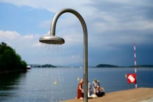 Utendørs dusj og mennesker i bakgrunn