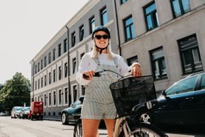 Emma sykler til jobben. Det kan gi en betydelig helsegevinst.