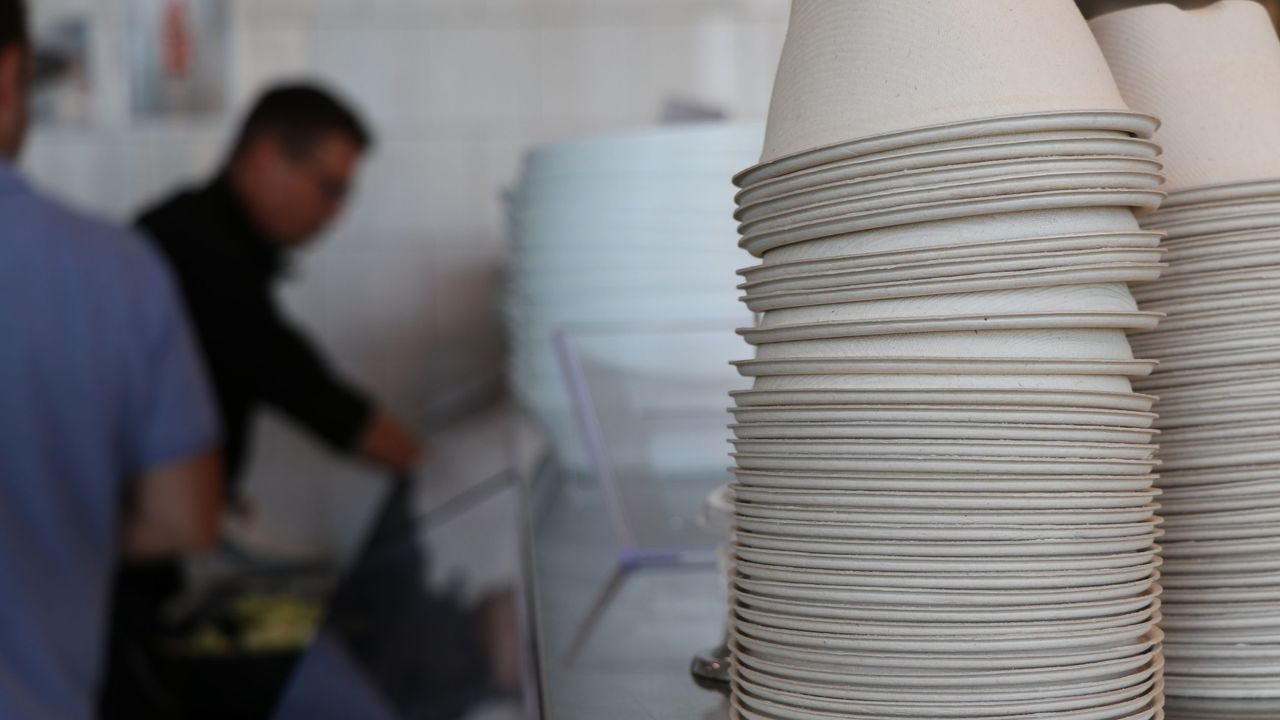 Færre engangsprodukter skal gi mindre plastforurensing