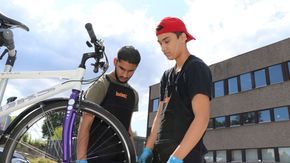 To unge sykkelreperatører