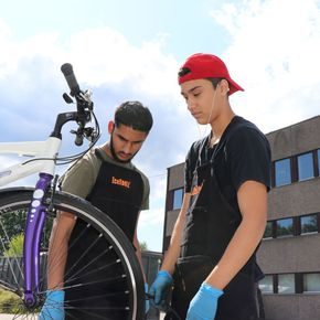 To unge sykkelreperatører