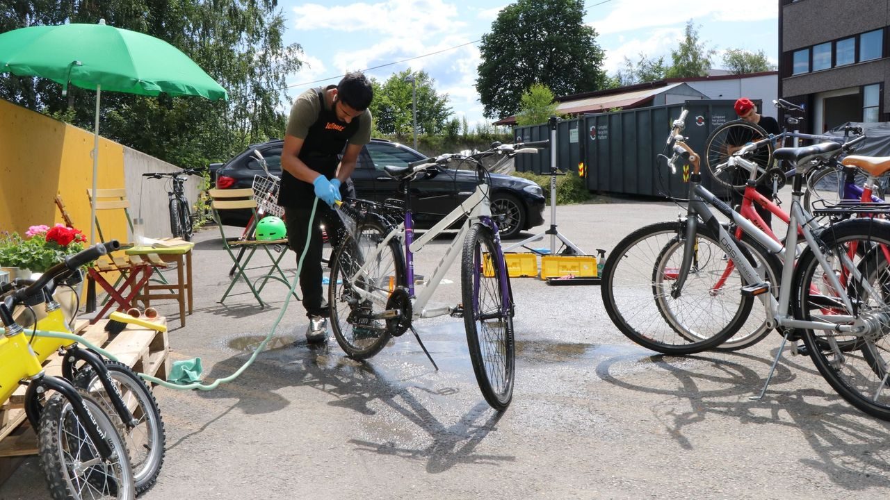 To ungdommer driver et sykkelverksted på Bjerke
