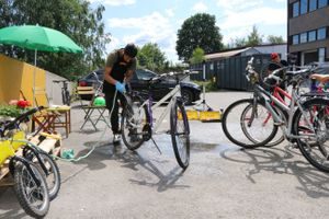 To ungdommer driver et sykkelverksted på Bjerke