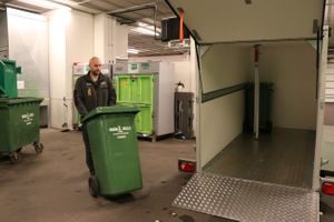 varelevering og henting av avfall med ellastebil