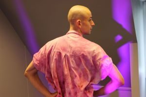 Kjole farget med planter og matavfall