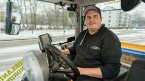 Brøytebilsjåfør bak rattet i brøytebil