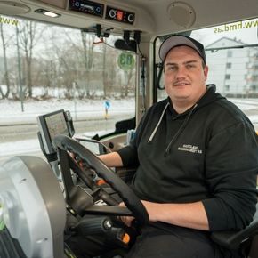 Brøytebilsjåfør bak rattet i brøytebil