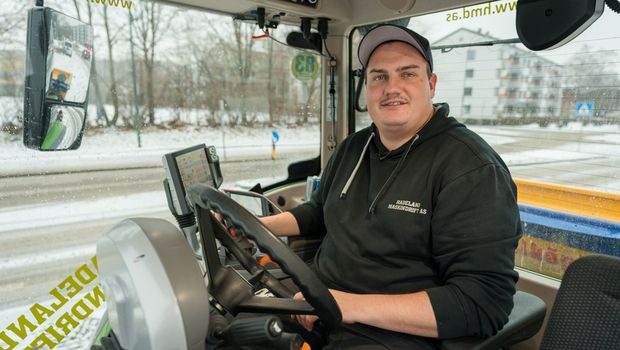 Brøytebilsjåfør bak rattet i brøytebil