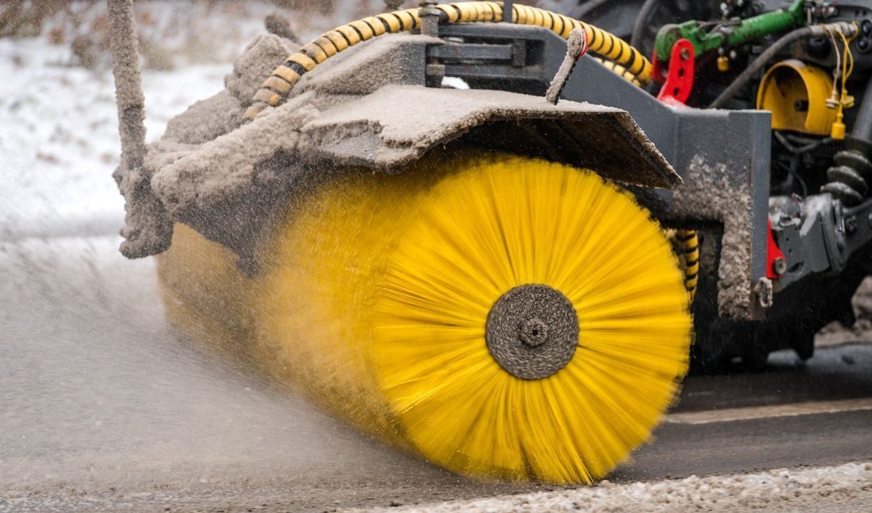 Nærbilde av gul brøytekost på brøytebilen. Slik jobbes det med brøyting av Oslos veier og gangfelt