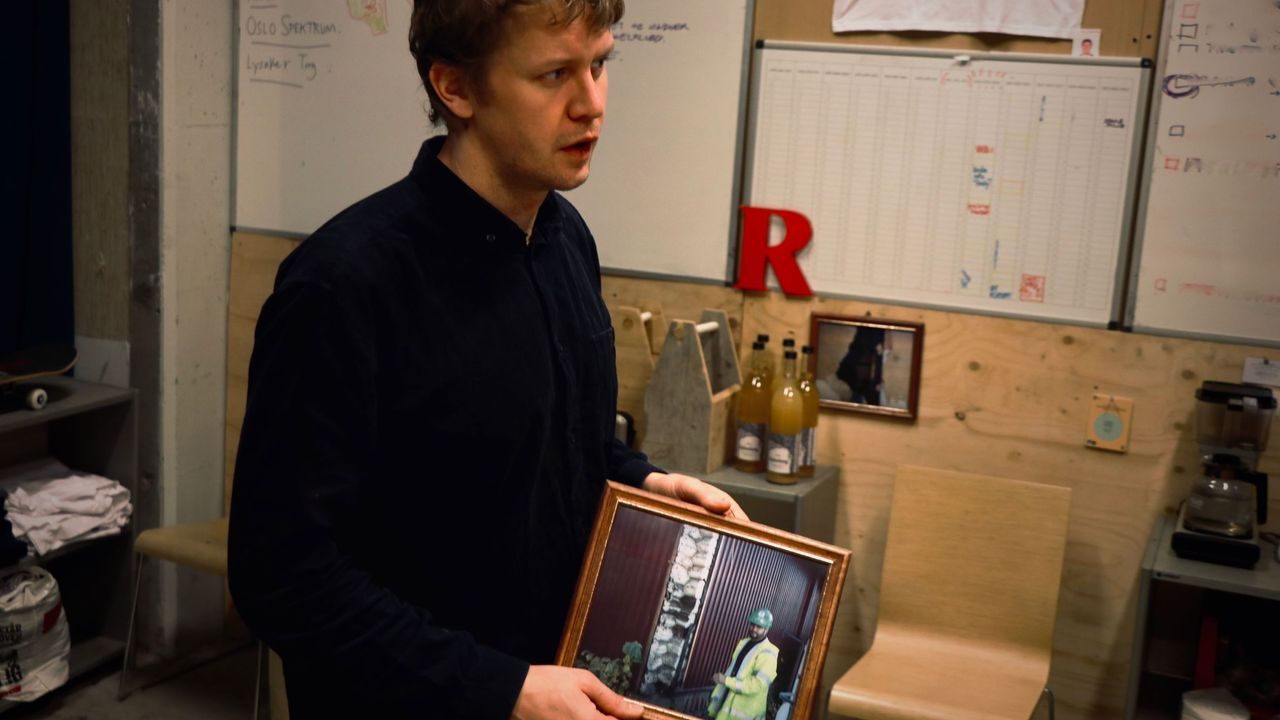 Kilvær viser frem et bilde av en praktikant.