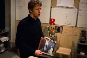 Kilvær viser frem et bilde av en praktikant.