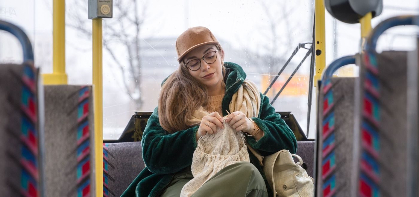 Jobbreise: kvinne strikker på buss