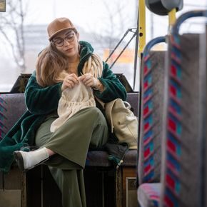 Jobbreise: kvinne strikker på buss