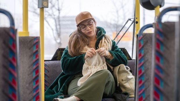 Jobbreise: kvinne strikker på buss