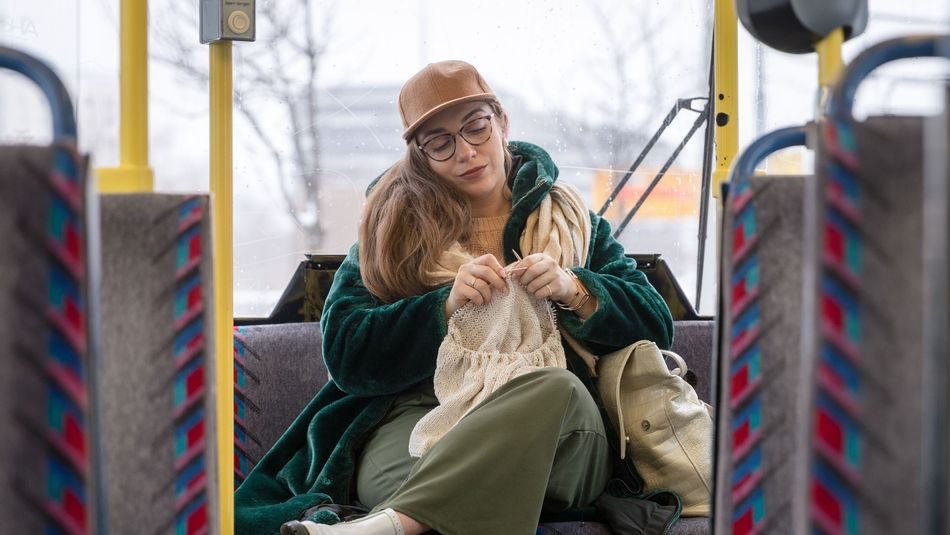 Jobbreise: kvinne strikker på buss