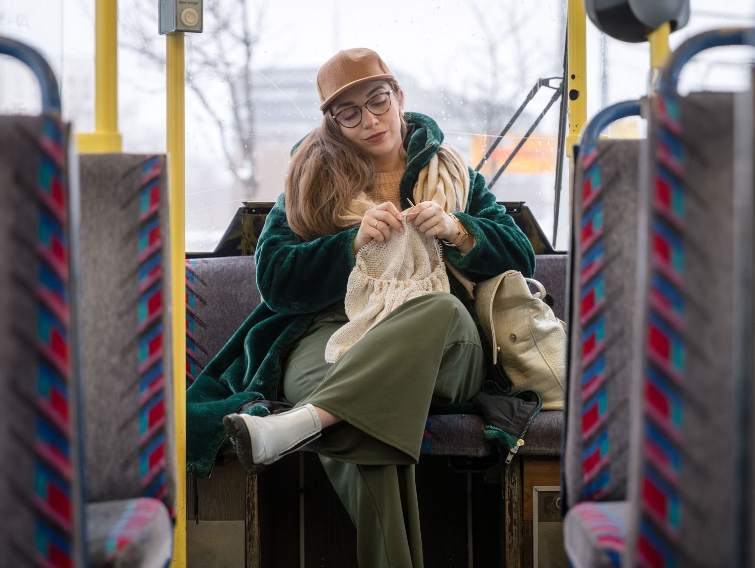 Jobbreise: kvinne strikker på buss