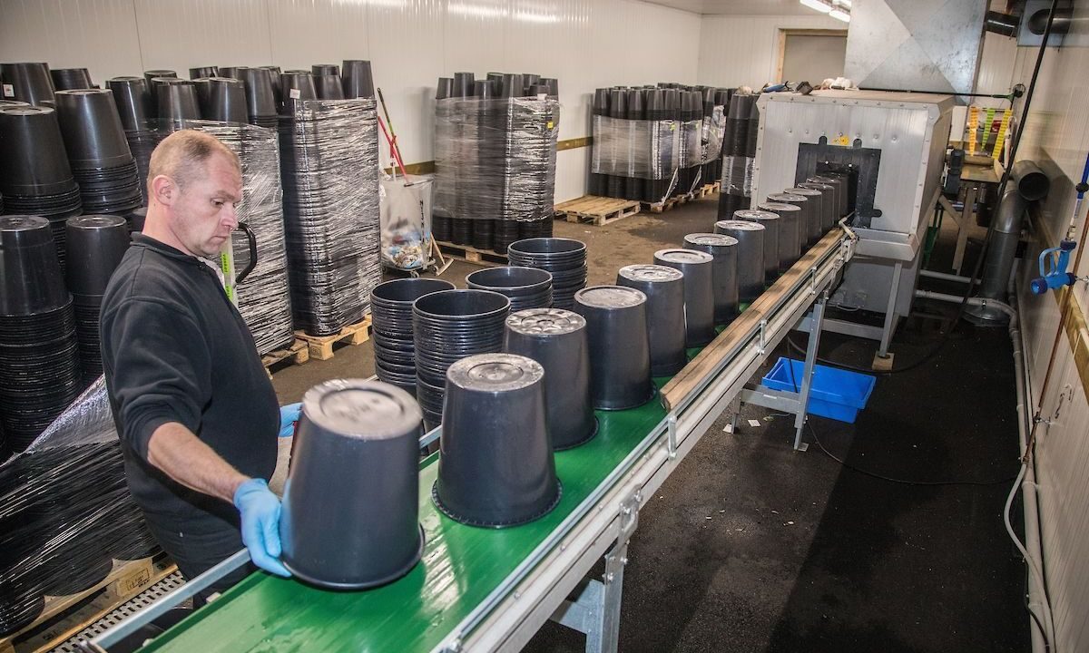 Vasking av bøtter på samlebånd