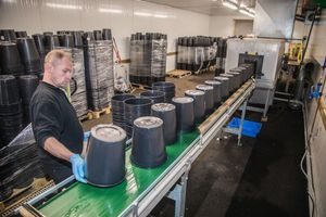 Vasking av bøtter på samlebånd