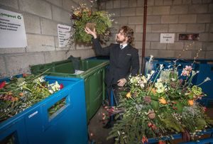 Nedbrytbart sorgbinderi erstatter oasis: Blomsterkranser kastes etter bruk