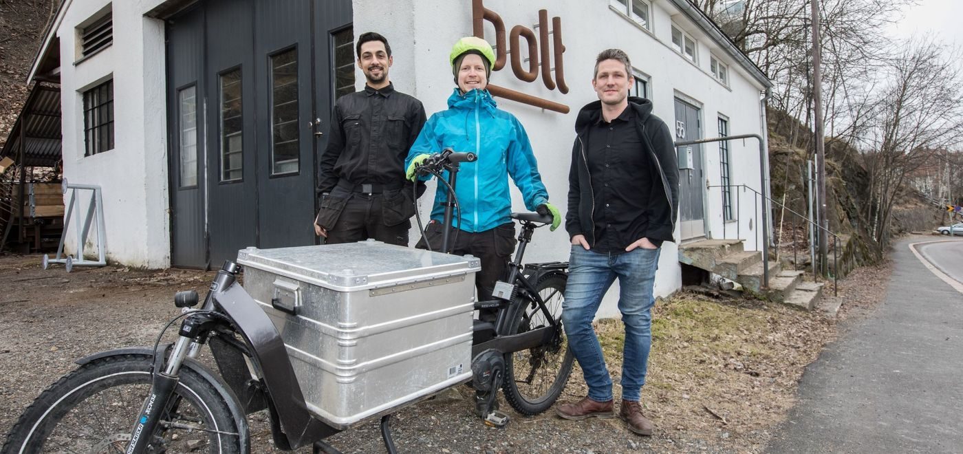 Utenfor verkstedet med el-lastesykkel