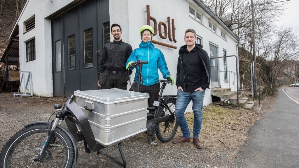 Utenfor verkstedet med el-lastesykkel