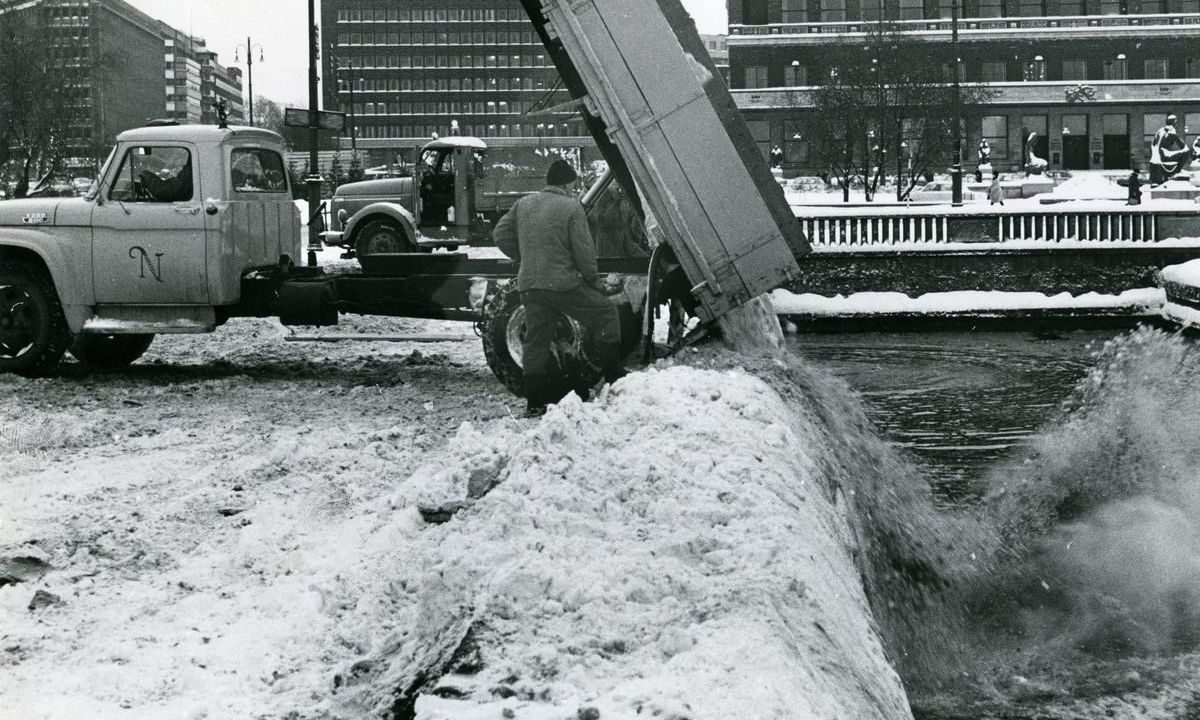 Oslo veivesen tømmer snø i havnebassengen