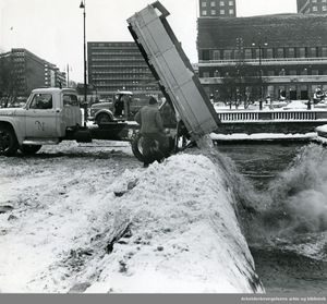 Oslo veivesen tømmer snø i havnebassengen