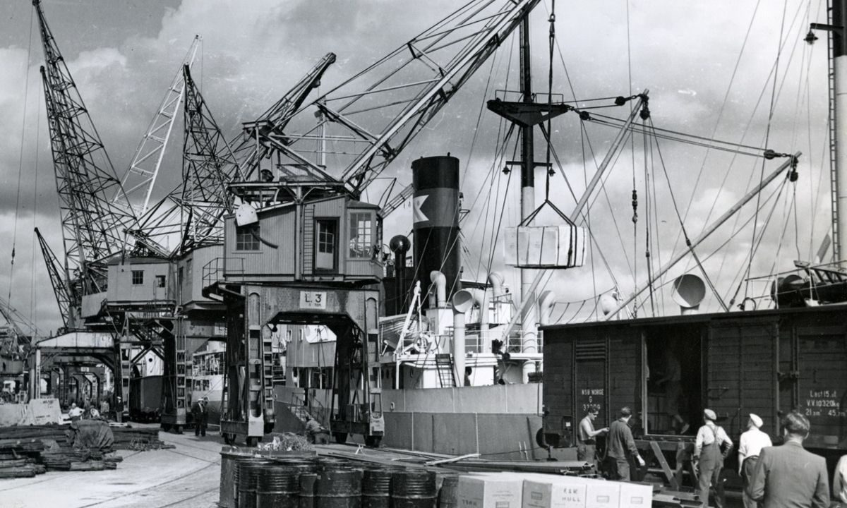 Bryggearbeidere i arbeid med lossing av varer