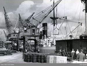 Bryggearbeidere i arbeid med lossing av varer