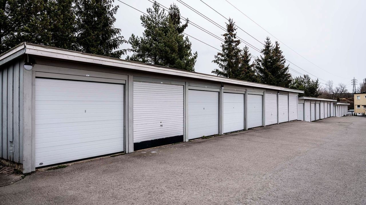 rekke med garasjer som har fått infrastruktur for ladeplasser