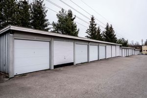 rekke med garasjer som har fått infrastruktur for ladeplasser