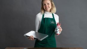 kvinne med elektronikk