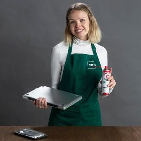 kvinne med elektronikk